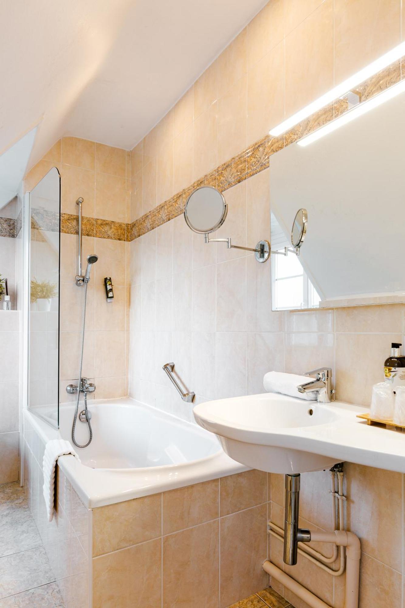 Logis Hotel Le Relais De La Poste Restaurant Le Fil Du Temps Thury-Harcourt-le-Hom 외부 사진