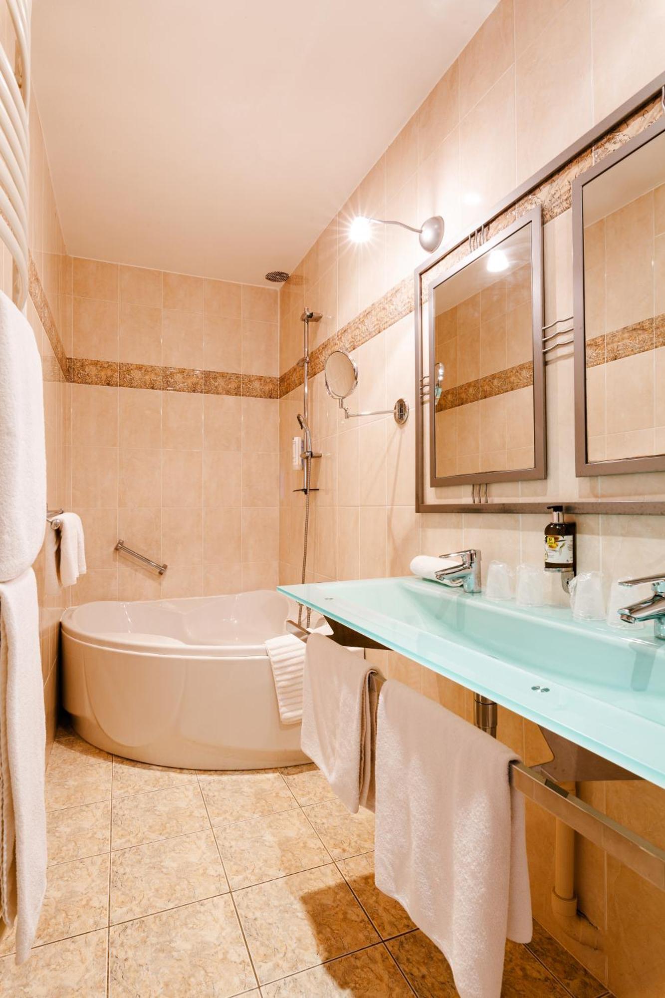 Logis Hotel Le Relais De La Poste Restaurant Le Fil Du Temps Thury-Harcourt-le-Hom 외부 사진
