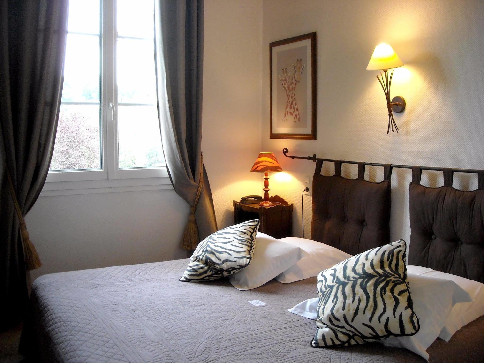 Logis Hotel Le Relais De La Poste Restaurant Le Fil Du Temps Thury-Harcourt-le-Hom 외부 사진
